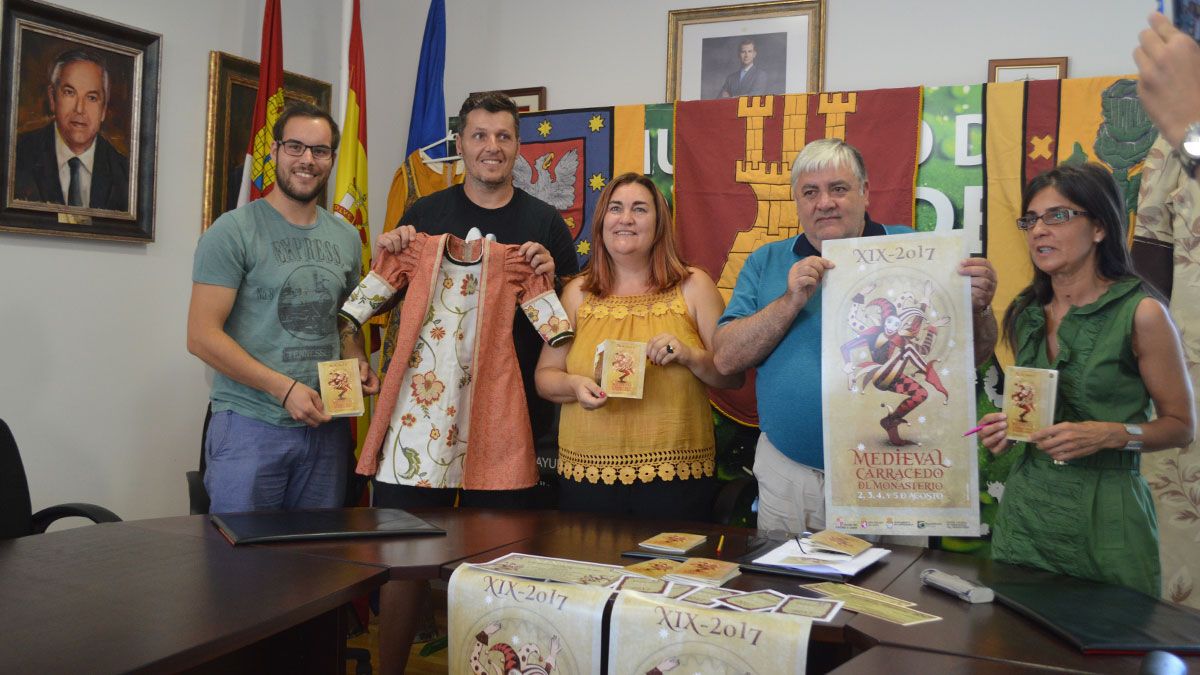 Miembros de la comisión ‘Medieval’ y el Ayuntamiento, durante la presentación de las actividades. | D.M. Miembros de la comisión ‘Medieval’ y el Ayuntamiento, durante la presentación de las actividades. | D.M.