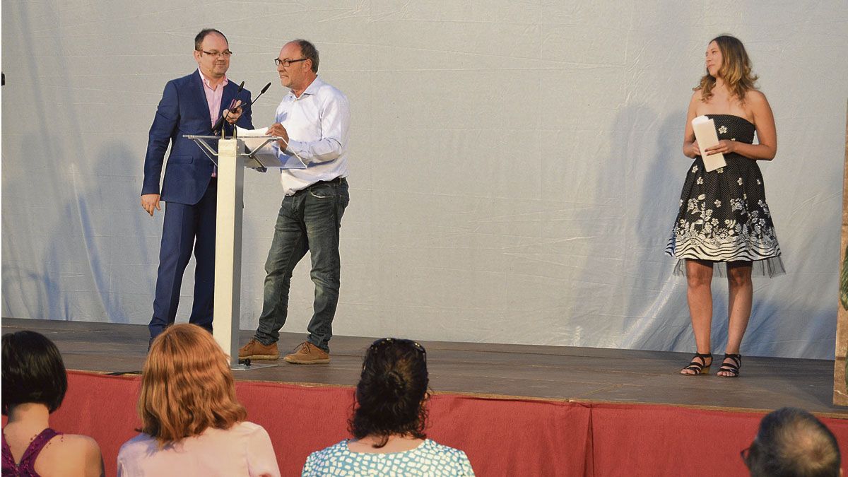 Un momento del homenaje al director del festival en la gala de inauguración. | P. FERRERO