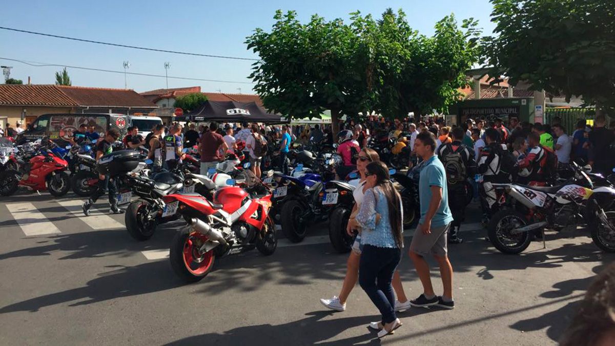 Los alrededores del polideportivo municipal acogieron a centenares de moteros este sábado en Santa María del Páramo. | T.G.