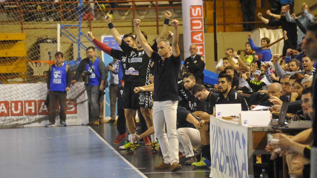 El banquillo del Ademar celebra un gol. | DANIEL MARTIN