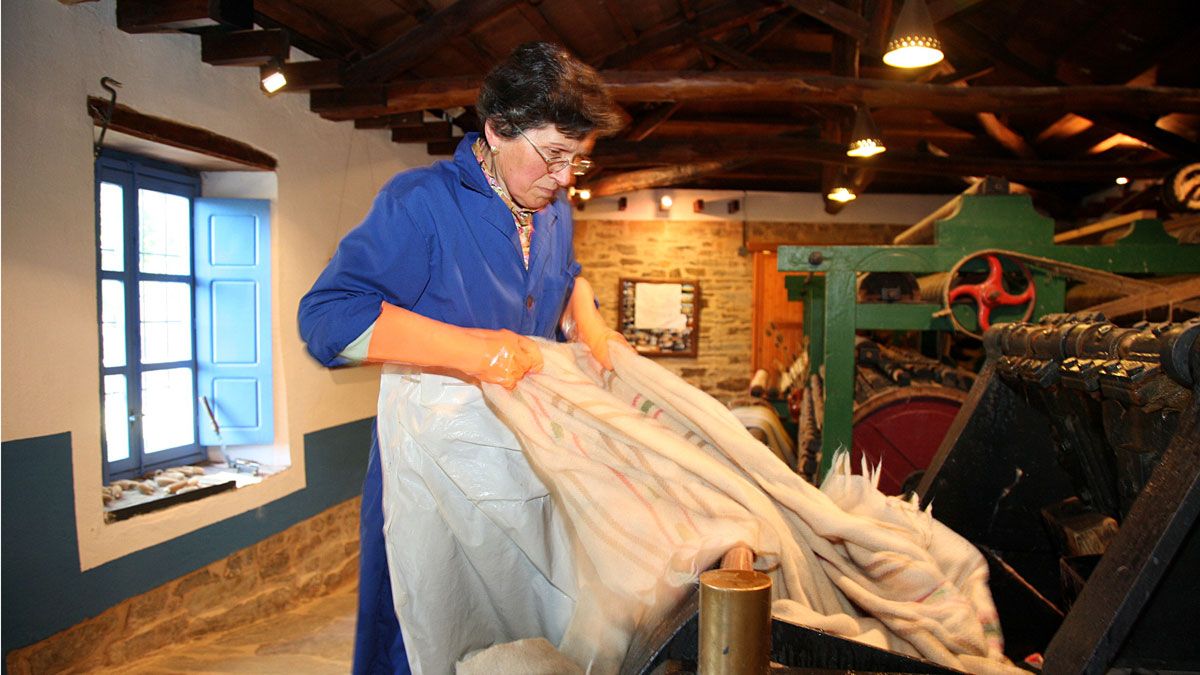 Asunción lava mantas en el batán del museo de Val de San Lorenzo. | EDUARDO MARGARETO (ICAL)