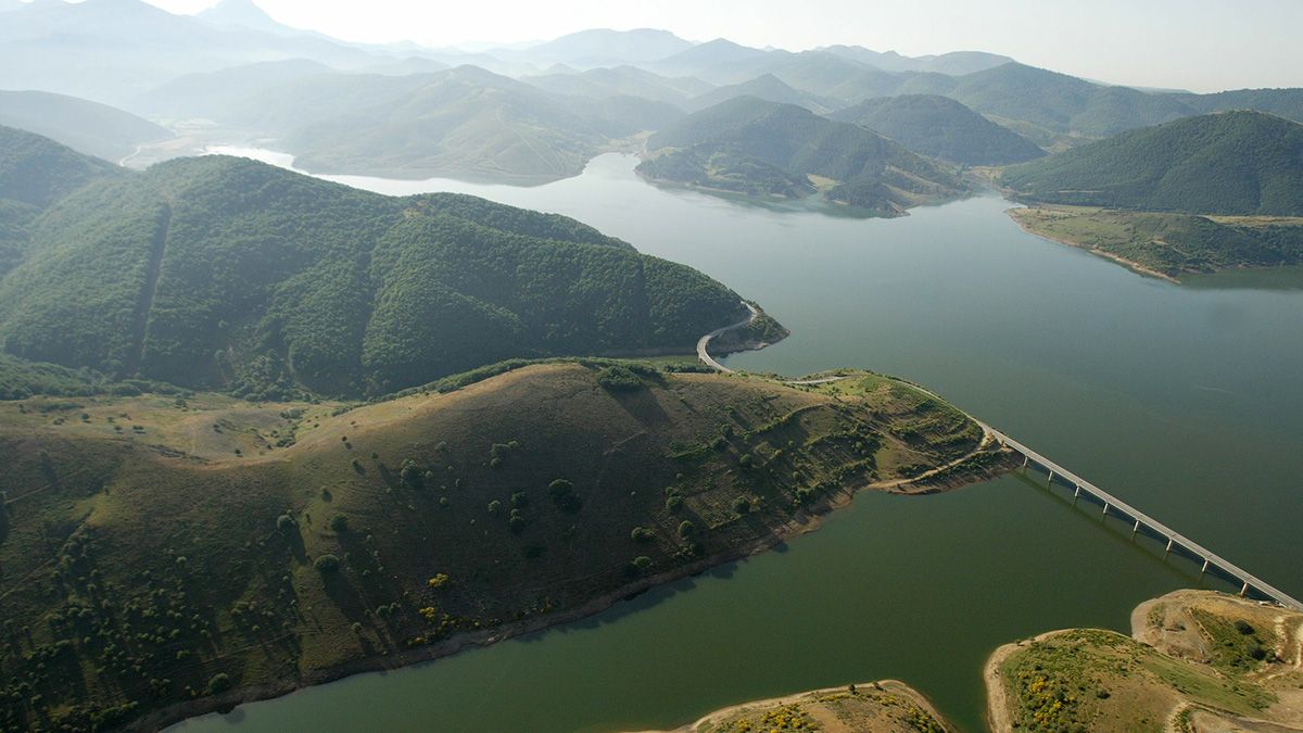 Vista aérea del embalse de Riaño, el cual expulsa actualmente 7 metros cúbicos de agua por segundo con destino a Valladolid y Palencia. | ICAL