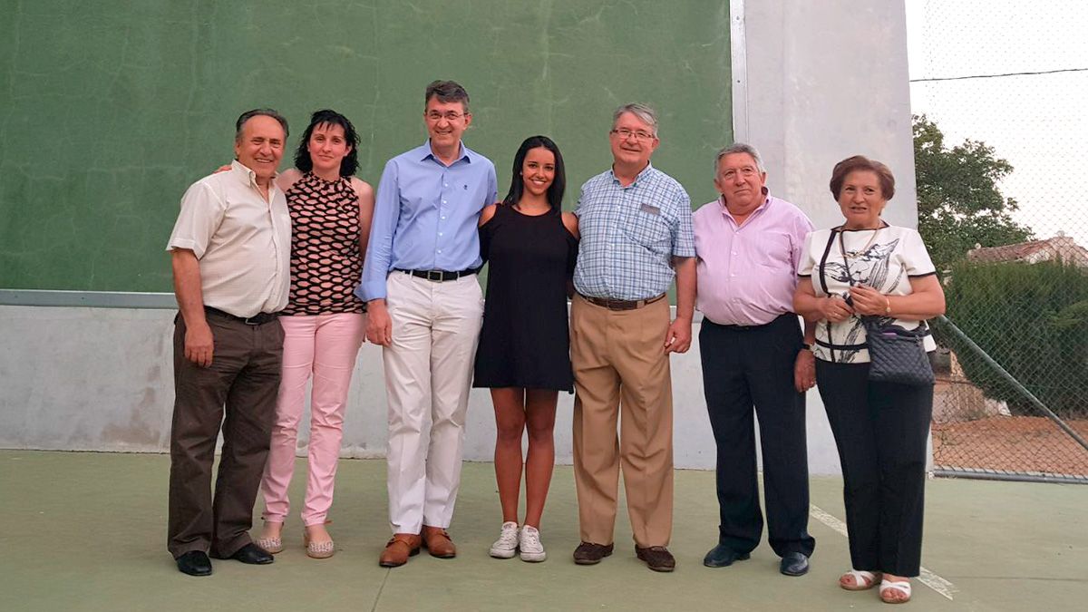 Representantes de la corporación municipal y Diputación con Andrea Pozo. | T.G.