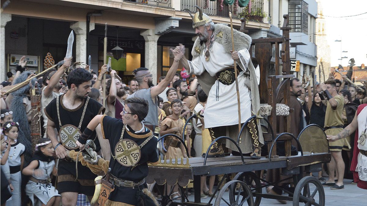Llegada de Sebius a la Plaza Mayor de Astorga, en el Desfile de Honor a los Vencedores. | P. FERRERO