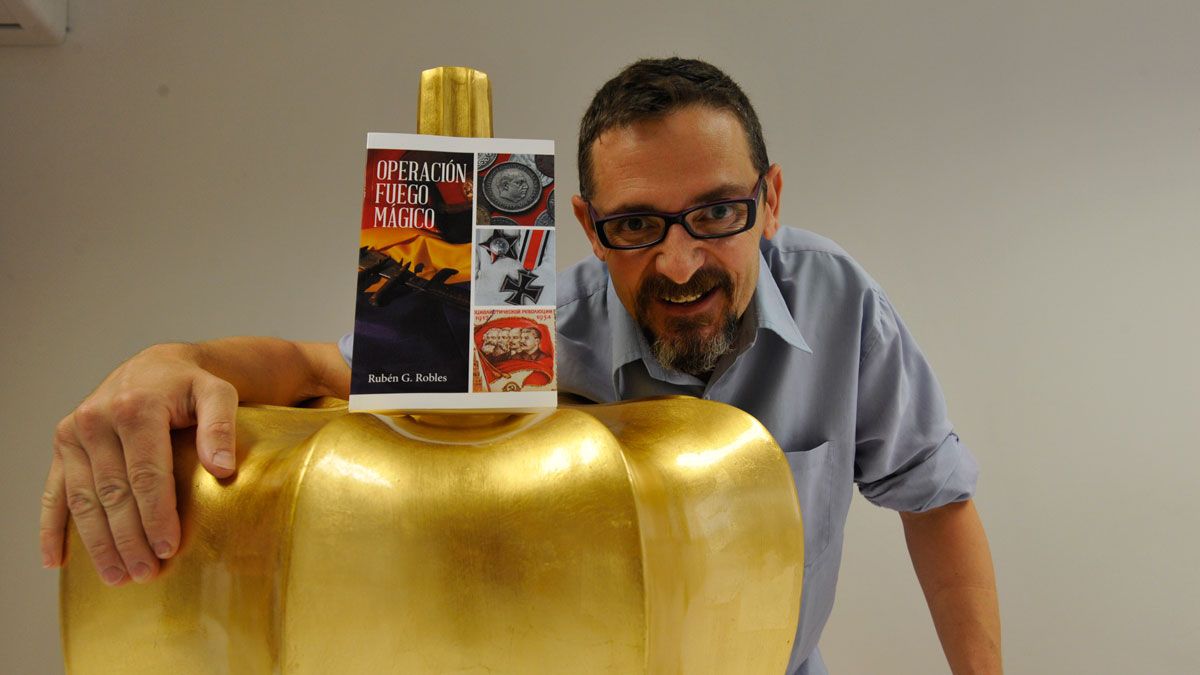 Rubén García Robles, autor del libro ‘Operación Fuego Mágico’, ha quedado finalista del premio Best Seller que convoca la editorial Caligrama. | DANIEL MARTÍN