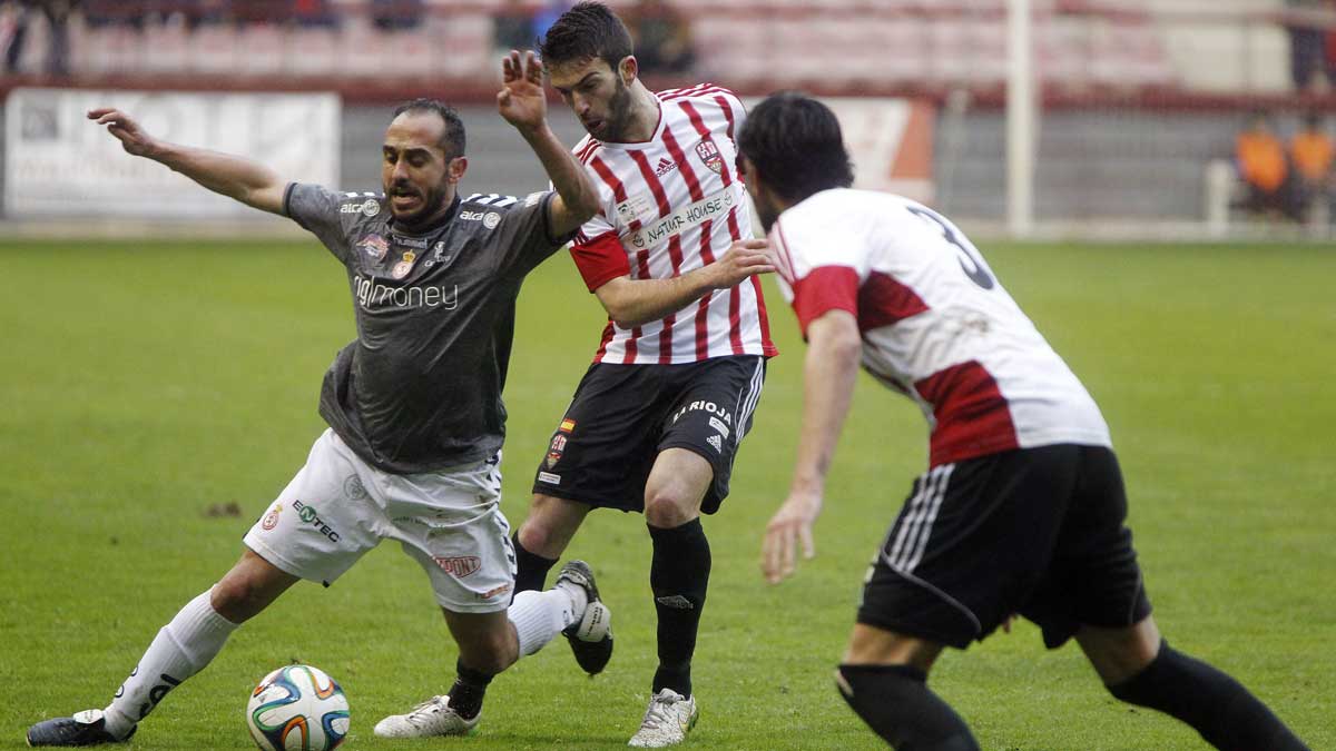 Tornero cae ante un jugador del Logroñés en el último encuentro. | PHOTODEPORTE