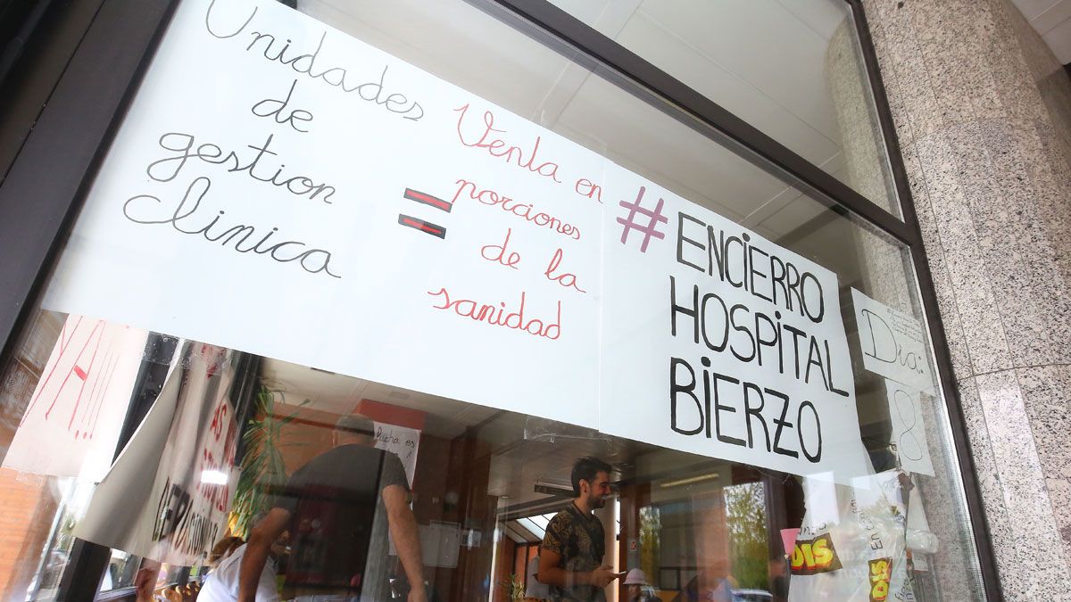 Encierro en el hospital El Bierzo de Ponferrada de varios miembros de la Asamblea de Usuarios por la Sanidad Pública del Bierzo y Laciana. | CÉSAR SÁNCHEZ (ICAL)