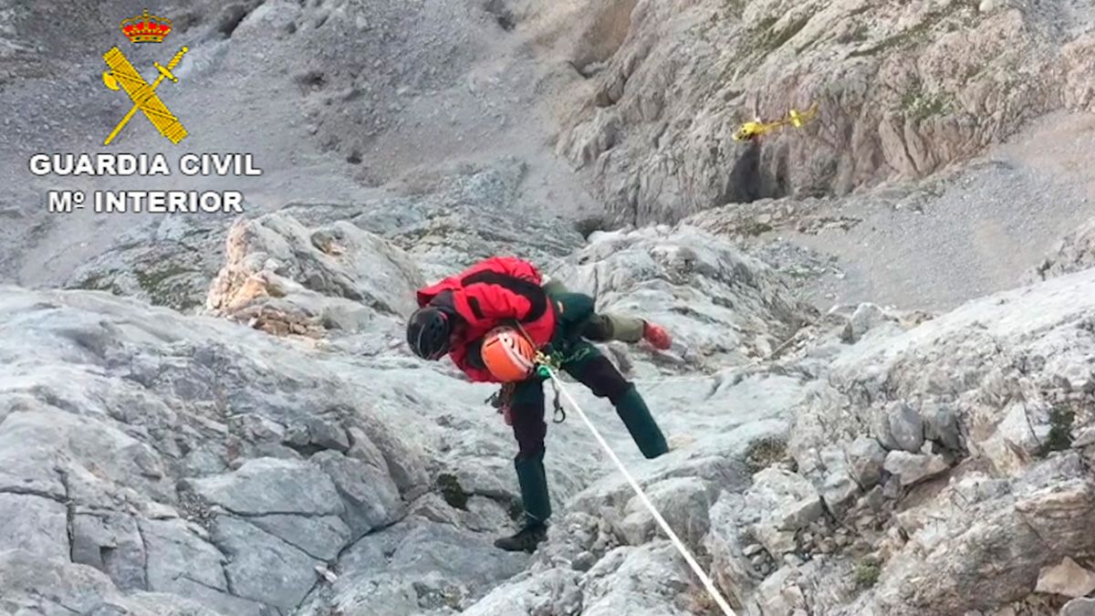 Un instante del rescate. | GUARDIA CIVIL Un instante del rescate. | GUARDIA CIVIL