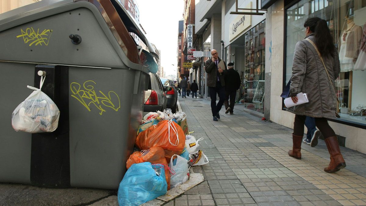 Imagen de archivo de la última huelga de basuras que se llevó a cabo en Ponferrada en abril del año pasado. | CÉSAR SÁNCHEZ (ICAL)