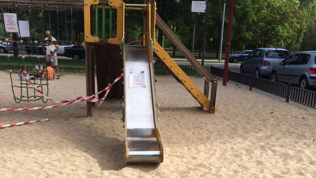 Imagen de un parque infantil de León.