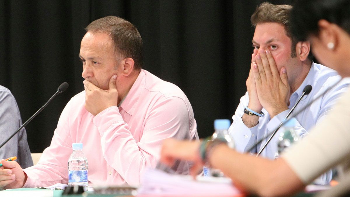 El presidente y vicepresidente del Consejo Comarcal del Bierzo, Gerardo Álvarez Courel e Iván Alonso, durante un pleno. | C. S. (ICAL) El presidente y vicepresidente del Consejo Comarcal del Bierzo, Gerardo Álvarez Courel e Iván Alonso, durante un pleno. | C. S. (ICAL)