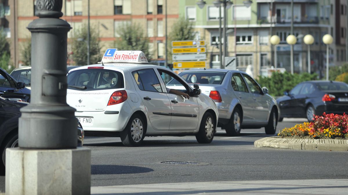 Imagen de archivo de un coche de autoescuela por la ciudad de León. | DANIEL MARTÍN