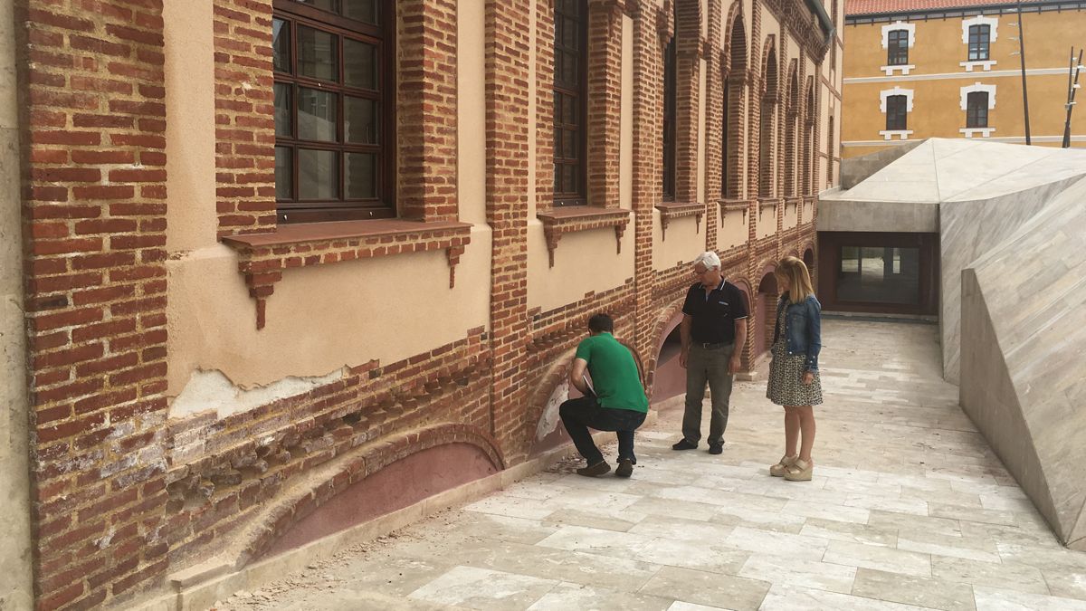 Alcaldesa, teniente alcalde y un técnico visitaron el edificio Araú.