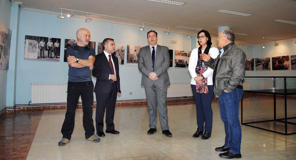 Además del fotógrafo Mauricio Peña y el director general de La Nueva Crónica, Raúl de las Heras, por la muestra pasó el alcalde y varios concejales. | ABAJO