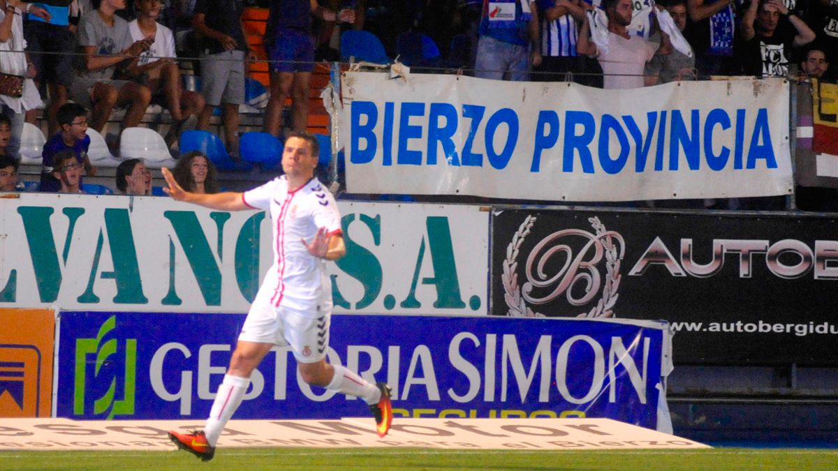 Gallar celebra un gol en el partido de Liga de la temporada pasada en El Toralín. | DANIEL MARTÍN