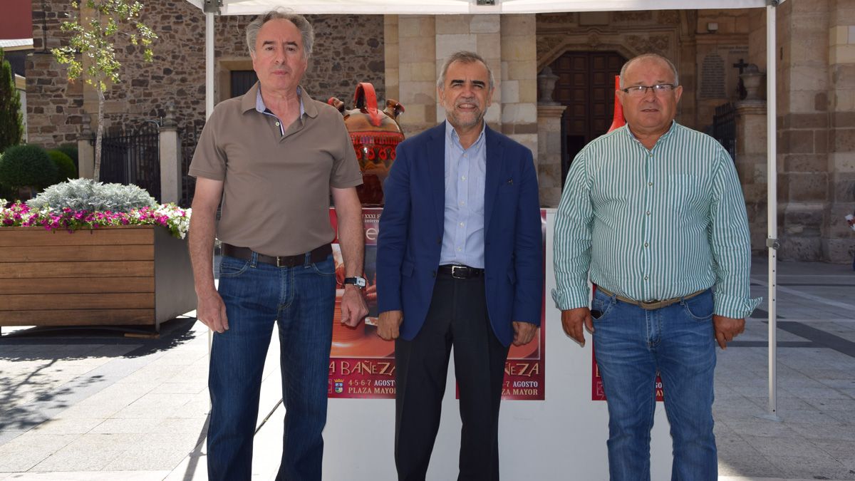 La Plaza Mayor acogió ayer la presentación de la próxima feria de alfarería.