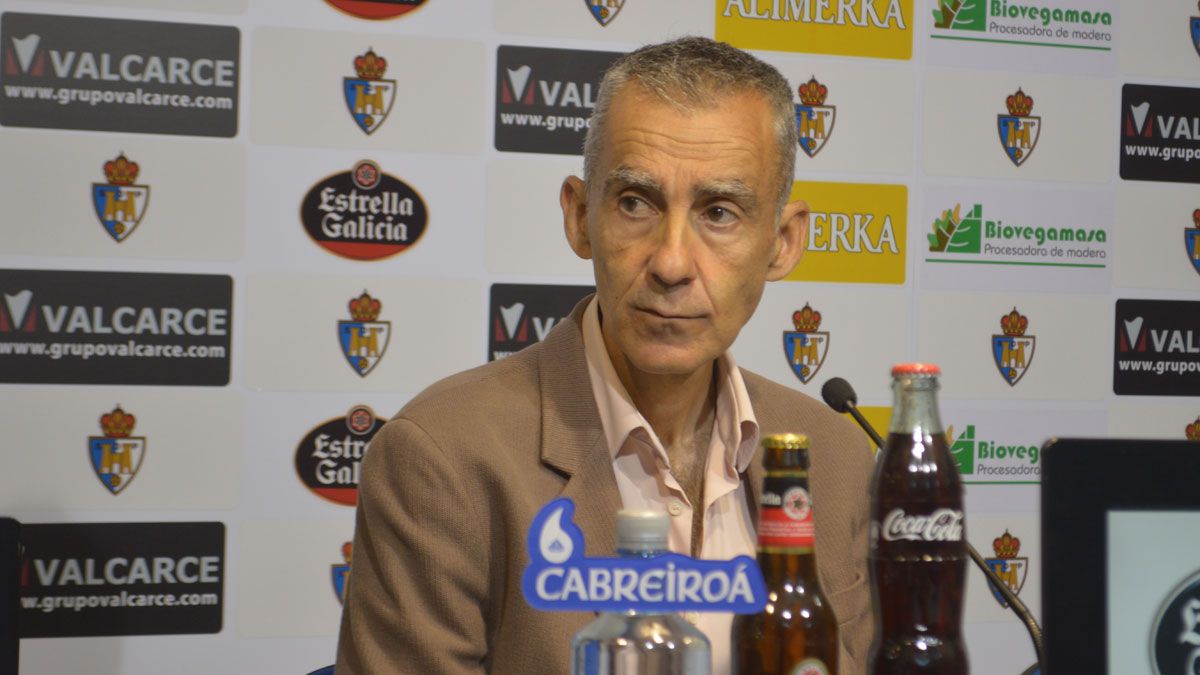 El entrenador de la Deportiva, Carlos Terrazas. | A. CARDENAL