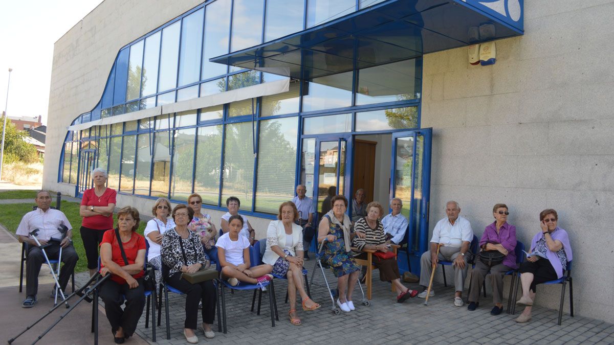 Varios usuarios del centro de día de Flores del Sil, este martes a las puertas de la instalación. | A. CARDENAL