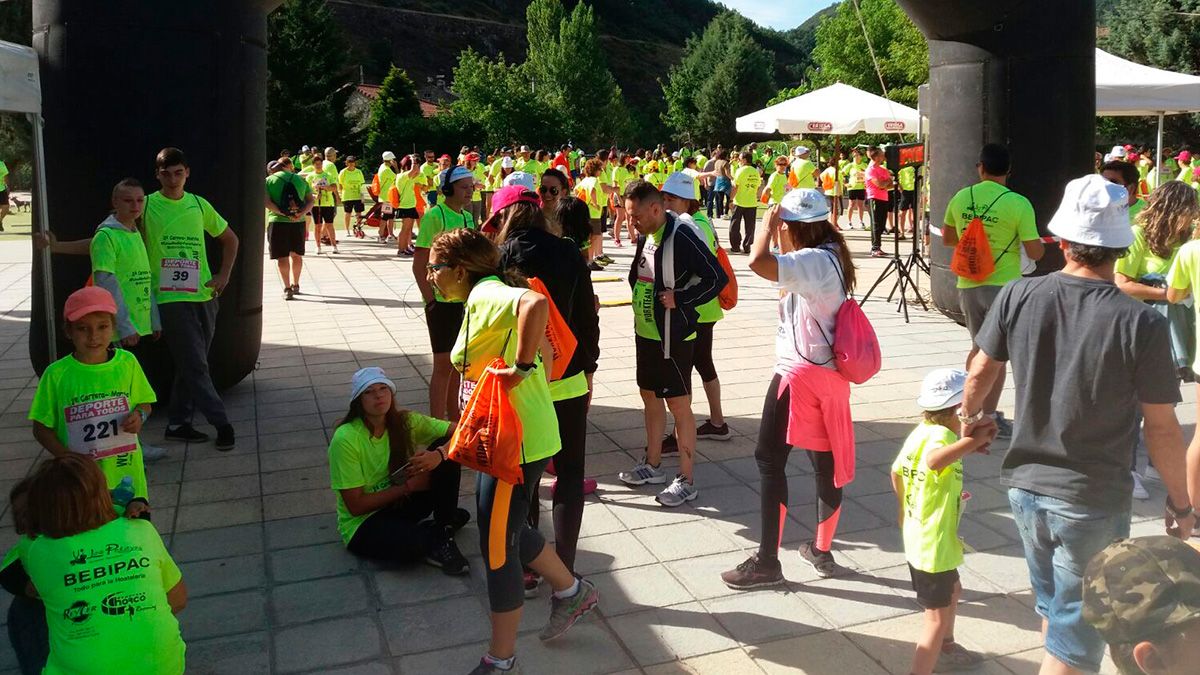 Cerca de 500 atletas solidarios se dieron cita en Vegacervera para la carrera.
