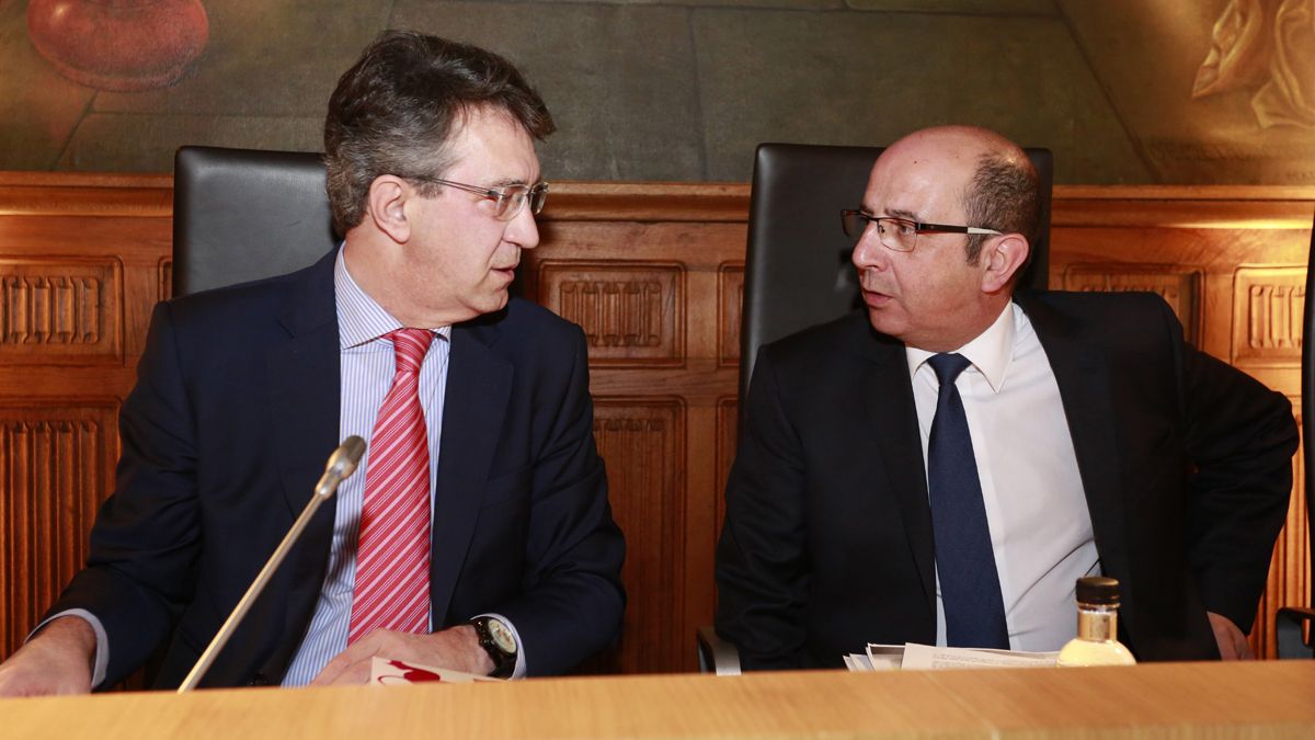 Juan Martínez Majo y Francisco Castañón, en un pleno de Diputación. | ICAL