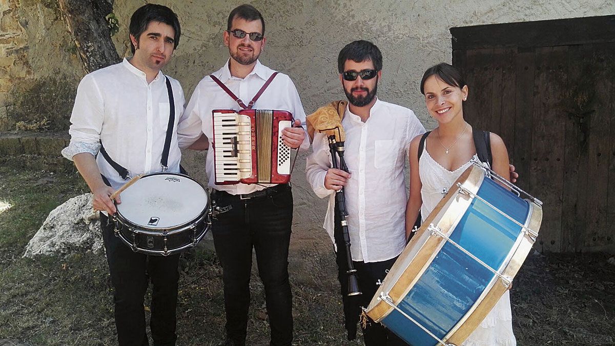 L‘Estoupon Folk –Javier Fernández, Norberto Magín, Miguel Fernández y Laura Pérez– savia nueva para la música tradicional que llegan para quedarse .
