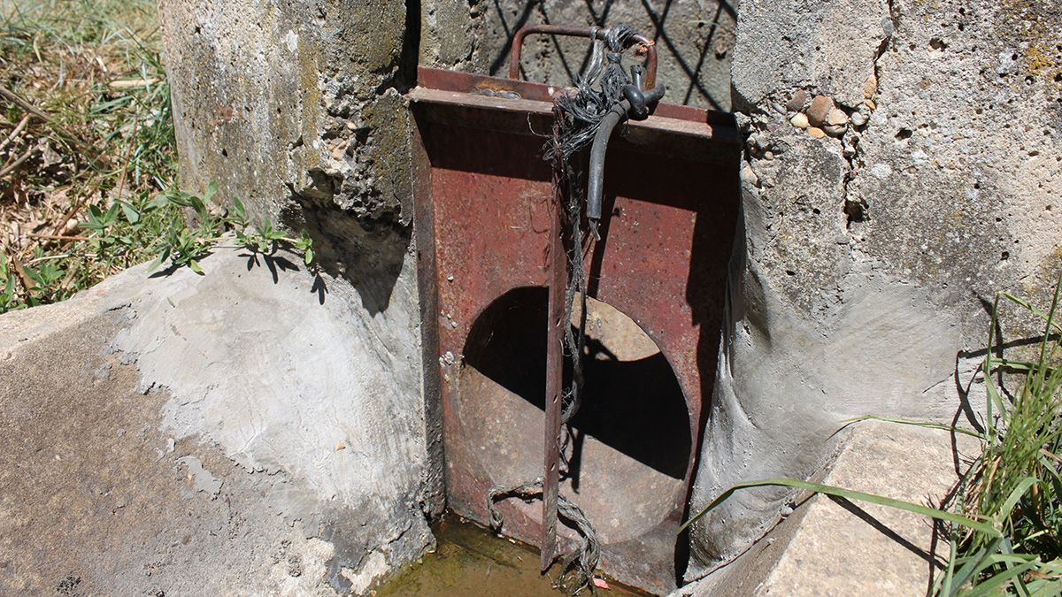 Las compuertas del canal han sido soldadas por la Comunidad de Regantes para evitar que rieguen las huertas. | T.G.