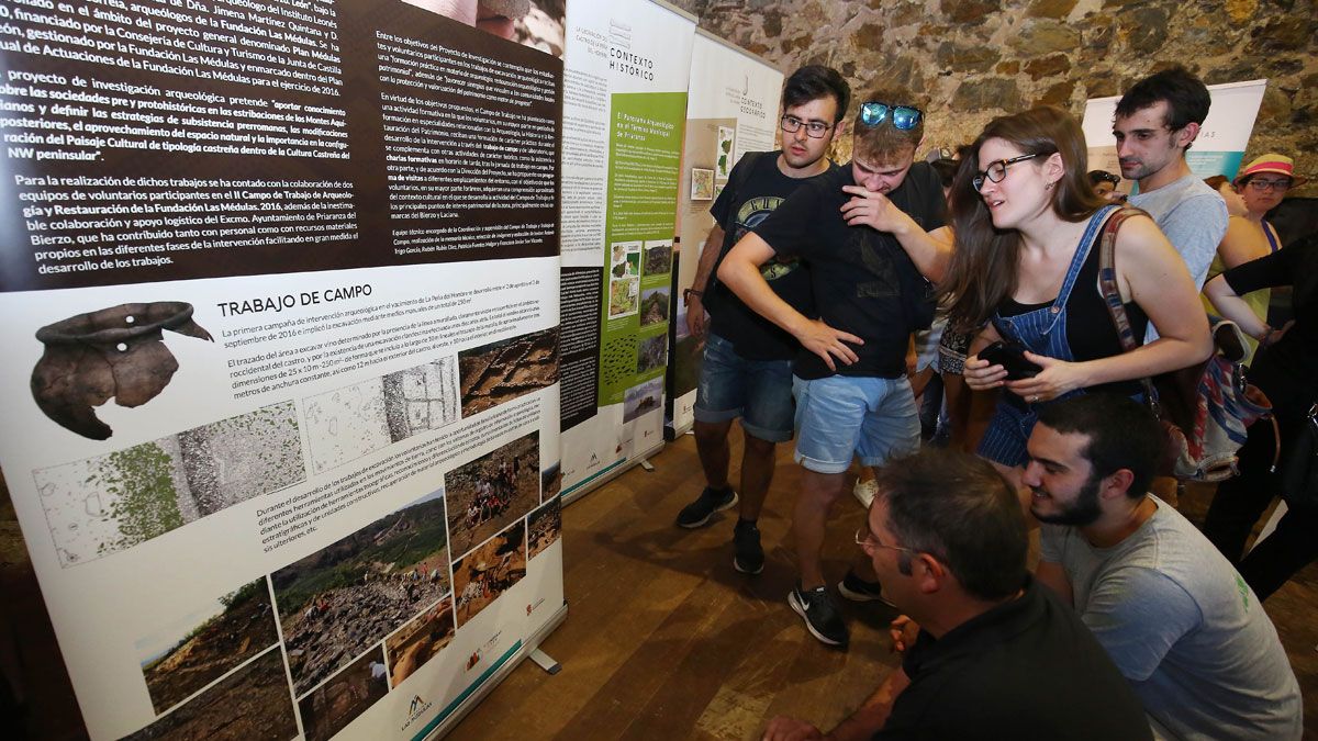 Presentación de los trabajos de excavación realizados en el paraje 'Peña del Hombre'. | CÉSAR SÁNCHEZ (ICAL)