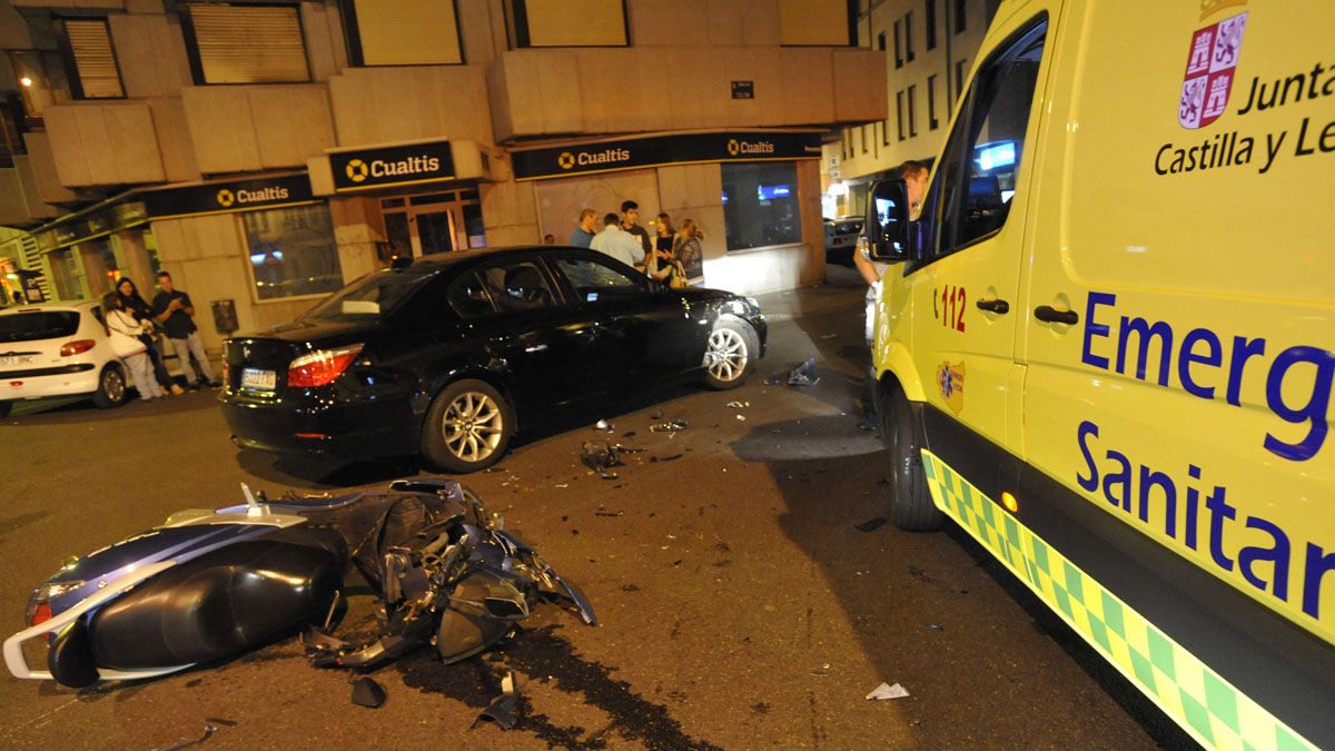 Las ambulancias de Sacyl  prestaron sus servicios en 507 accidentes de tráfico en el primer semestre. | DANIEL MARTÍN