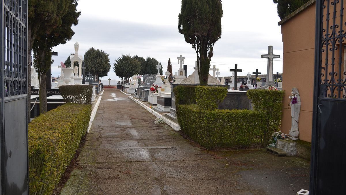 El cementerio de Santa María del Páramo presenta problemas de pavimentación y drenaje. | T.G.