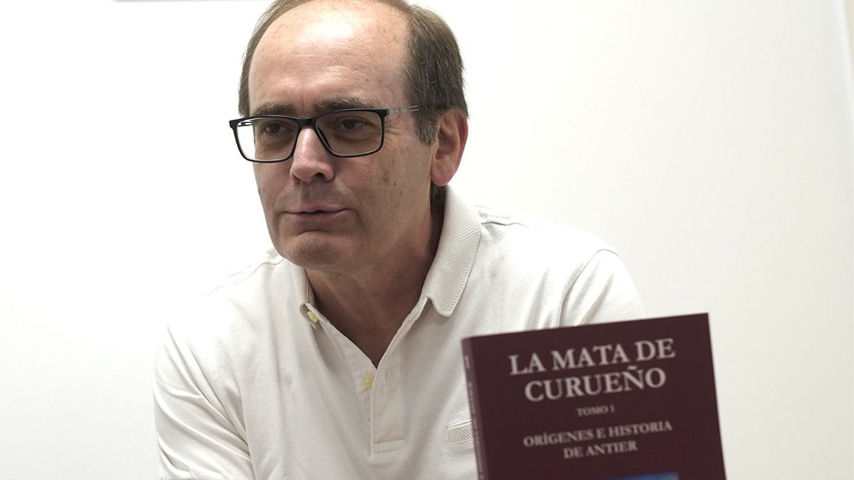 Juan F. Díez Muñiz junto a su libro. | DANIEL MARTÍN