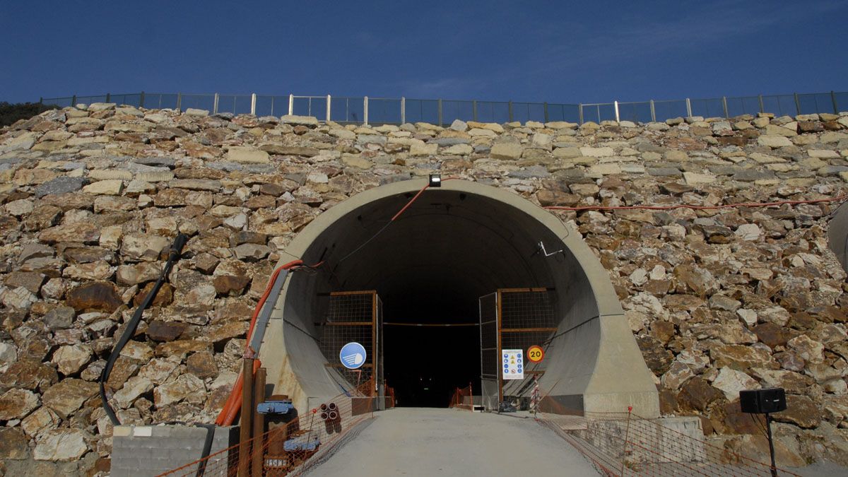 Imagen de uno de los túneles que componen la variante de Pajares. | MAURICIO PEÑA