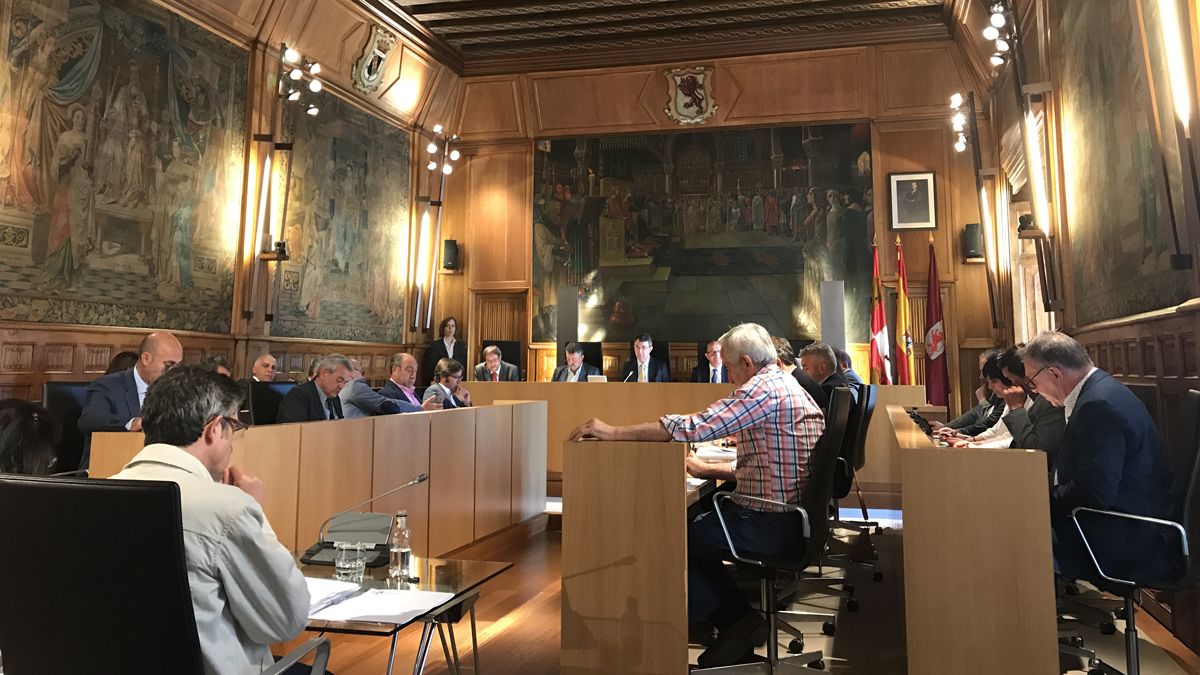 Imagen de archivo de otro pleno celebrado en la Diputación de León. | DANIEL MARTÍN