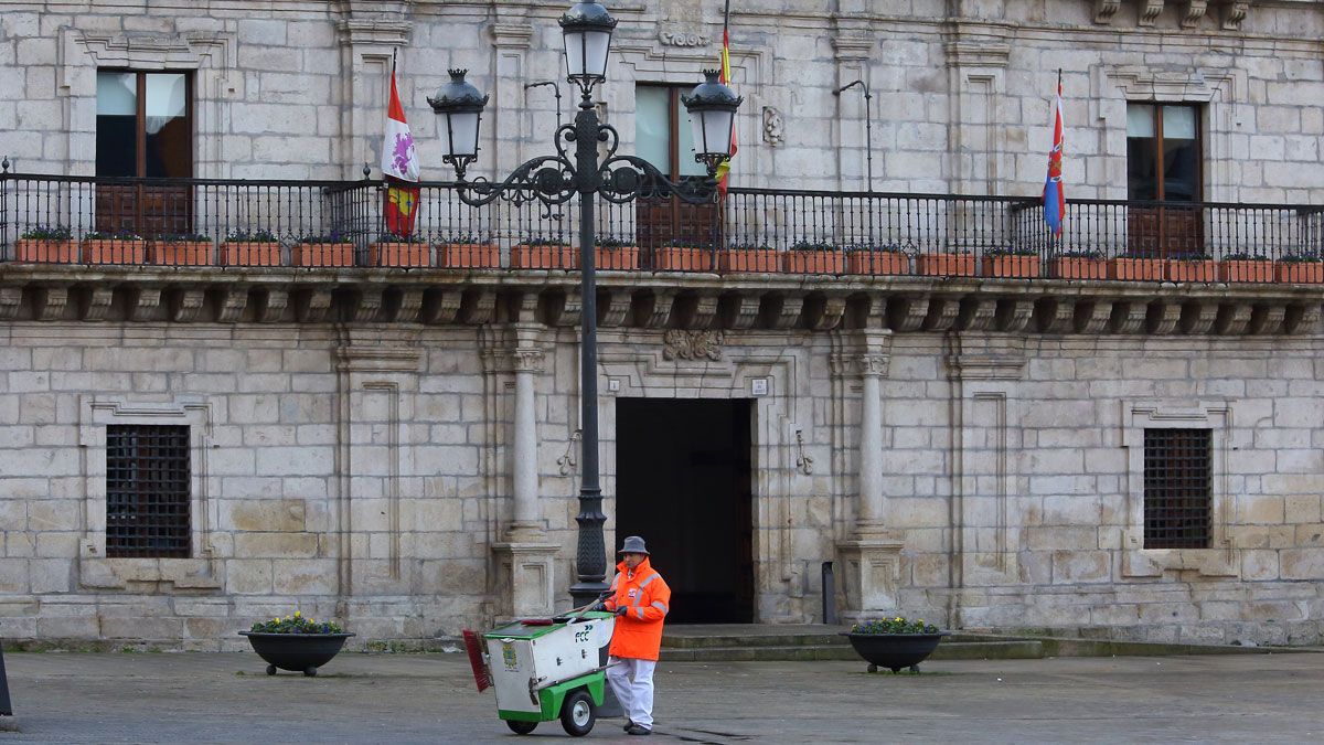 Un trabajador de FCC realizar labores de limpieza en la plaza del Ayuntamiento de Ponferrada. | CÉSAR SÁNCHEZ (ICAL)
