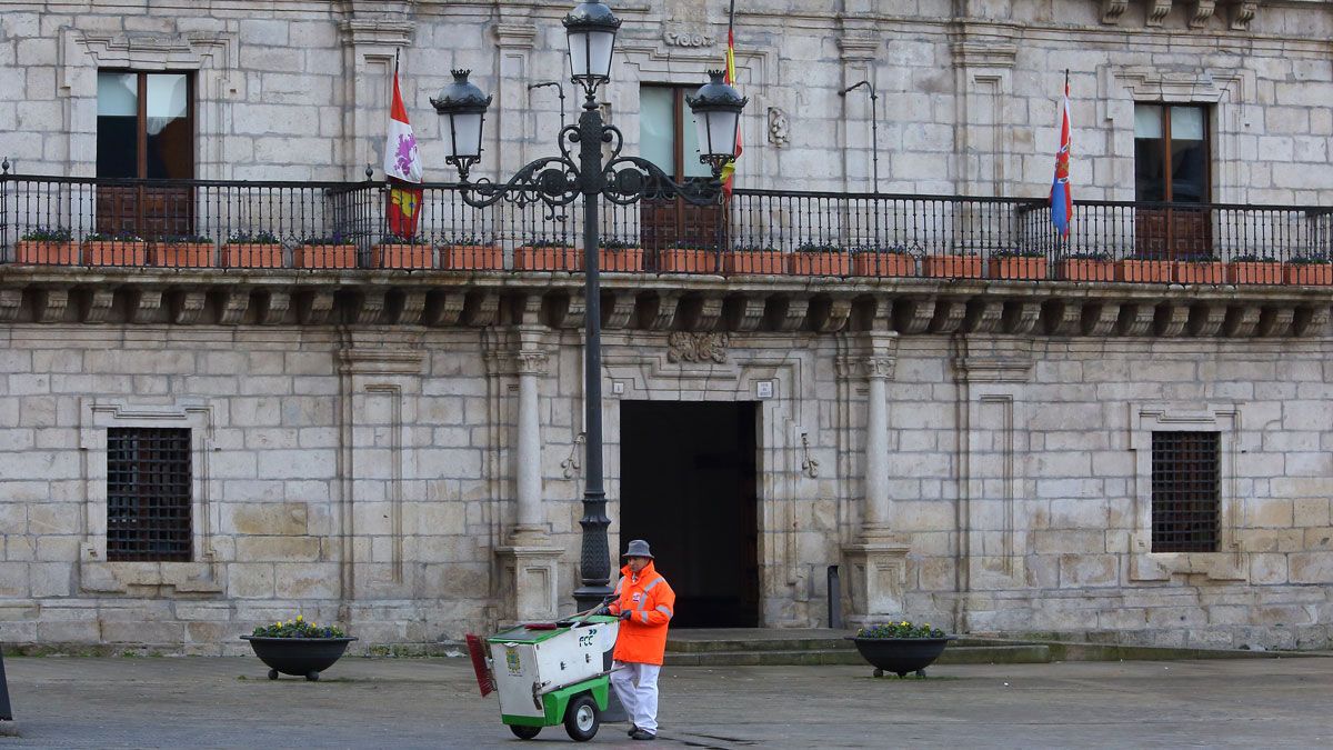 Un trabajador de FCC realizar labores de limpieza en la plaza del Ayuntamiento de Ponferrada. | CÉSAR SÁNCHEZ (ICAL) Un trabajador de FCC realizar labores de limpieza en la plaza del Ayuntamiento de Ponferrada. | CÉSAR SÁNCHEZ (ICAL)