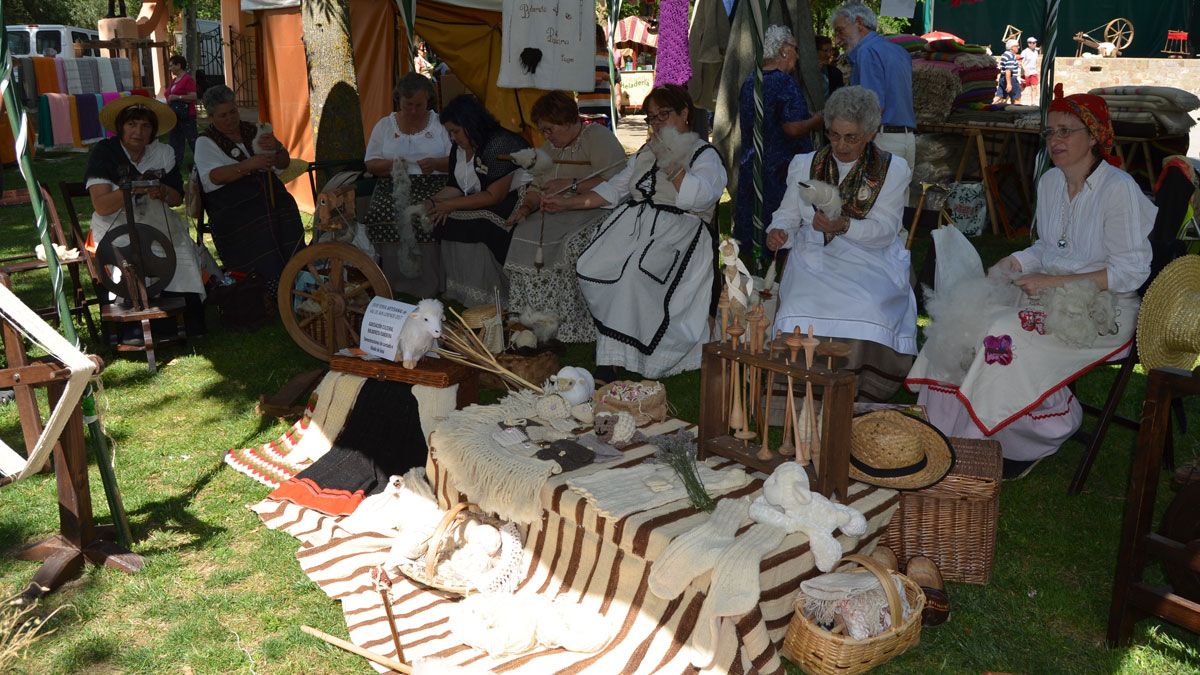 Uno de los más de 90 expositores artesanos que participa en la XVIII feria del Val de San Lorenzo. | P. FERRERO