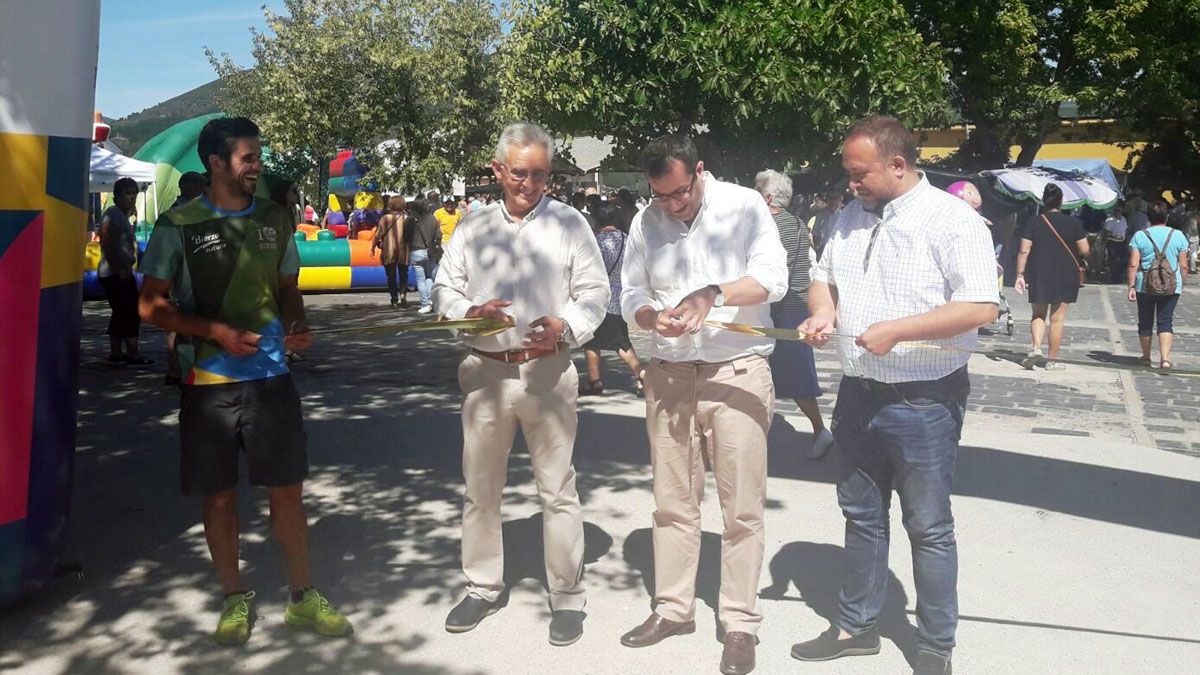 Santiago Rodríguez, Ibán García del Blanco y Gerardo Courel en la inauguración de la Feria Agroaliemntaria y Artesana. | L.N.C