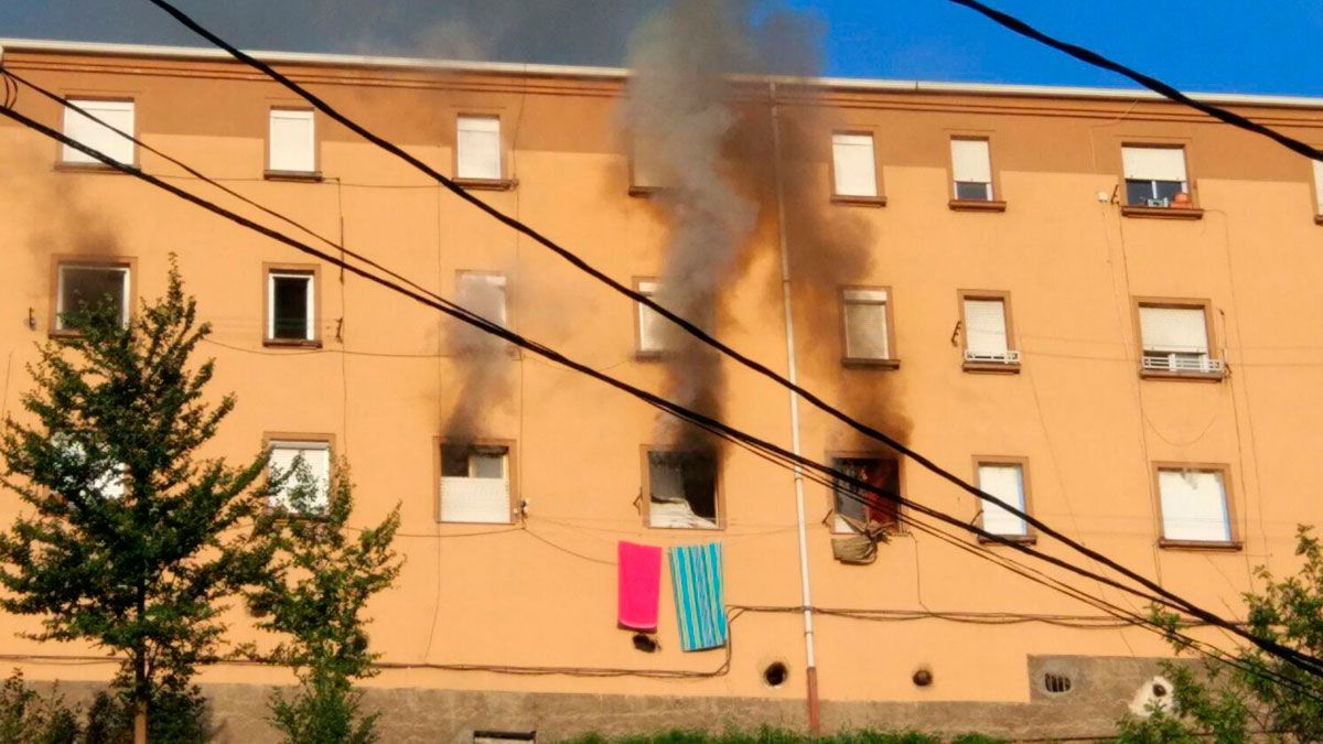 Incendio este lunes en una vivienda de Toreno. | L.N.C. Incendio este lunes en una vivienda de Toreno. | L.N.C.