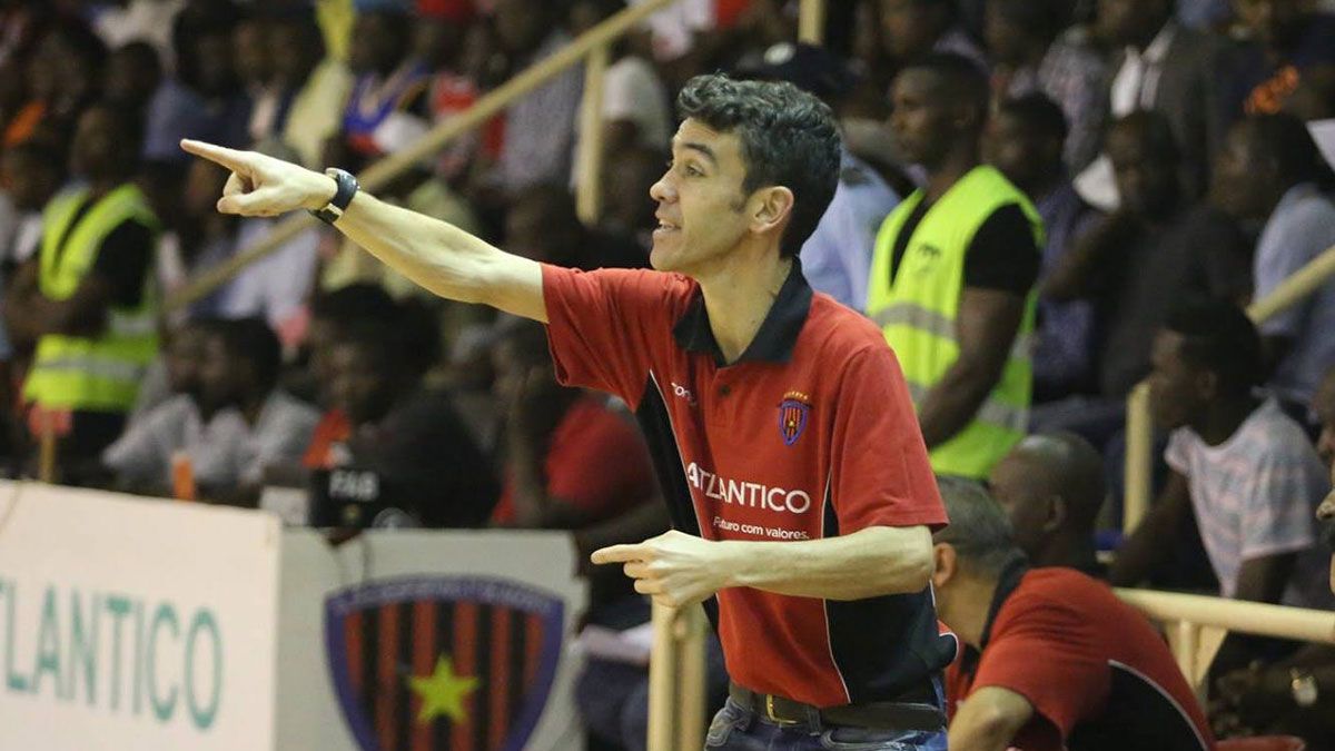 Jorge Álvarez da instrucciones durante un partido en Angola. | L.N.C.