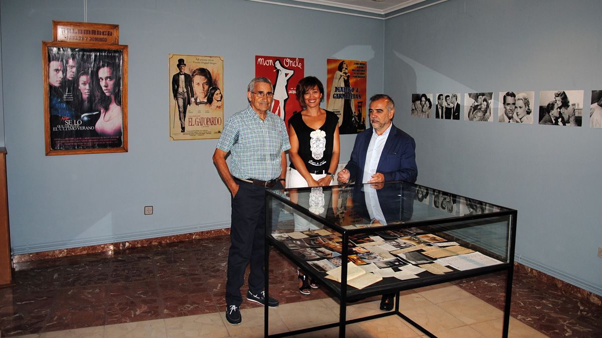 El comisario de la exposición y propietario de las colecciones, Manuel Á. Raigada, posa con Carmen Martínez y José Miguel Palazuelo. | Abajo