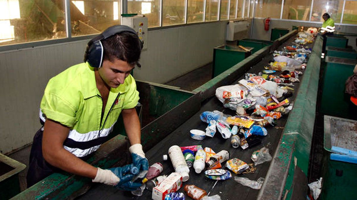 Imagen de un operario de una planta de tratamiento de residuos.