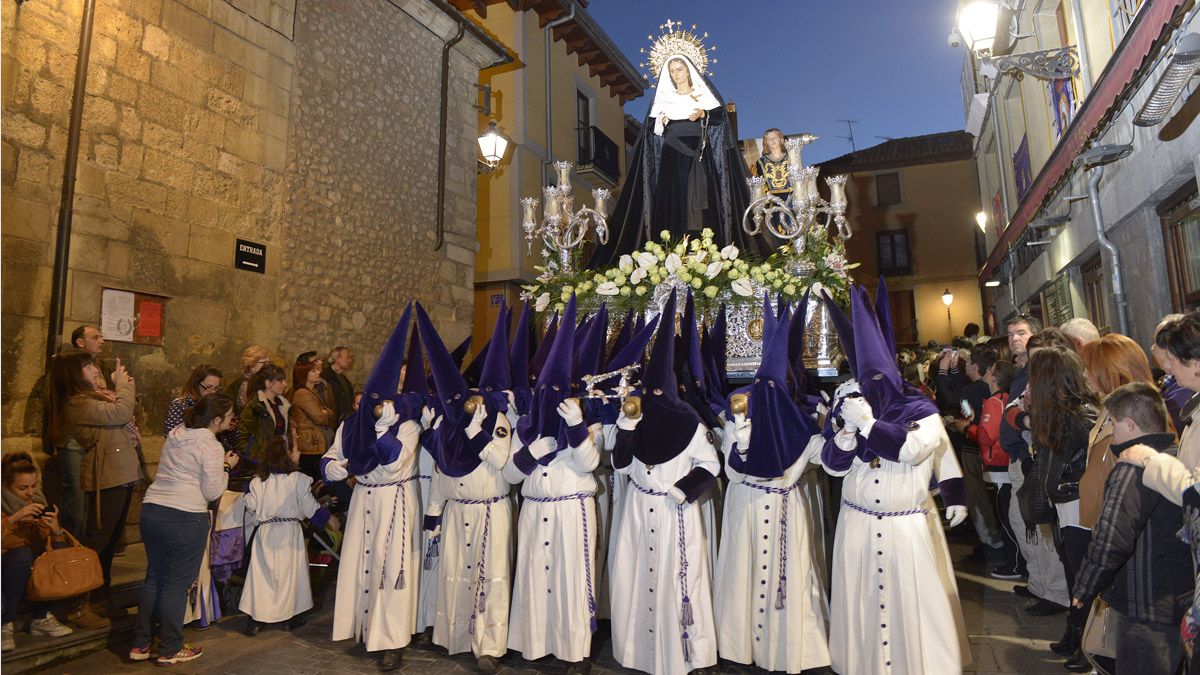 Imagen de la talla de La Soledad en la procesión de la Hermandad. | MAURICIO PEÑA