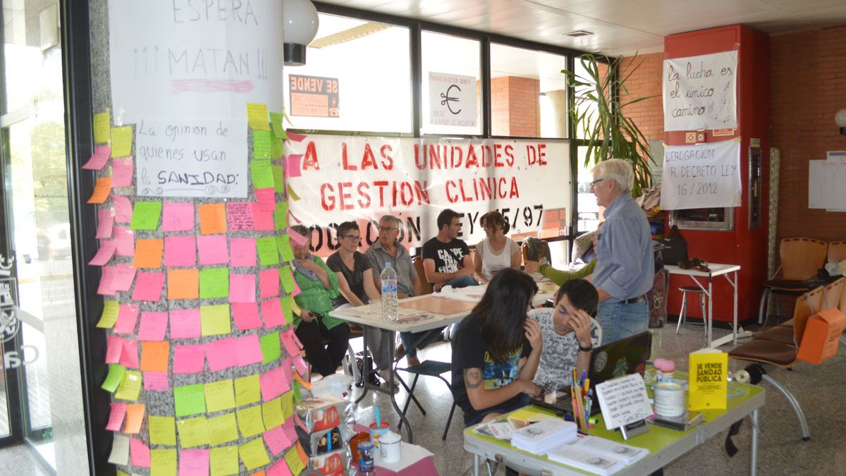 Miembros de la Asamblea de Usuarios por la Sanidad Pública encerrados en el Hospital del Bierzo. | A. CARDENAL
