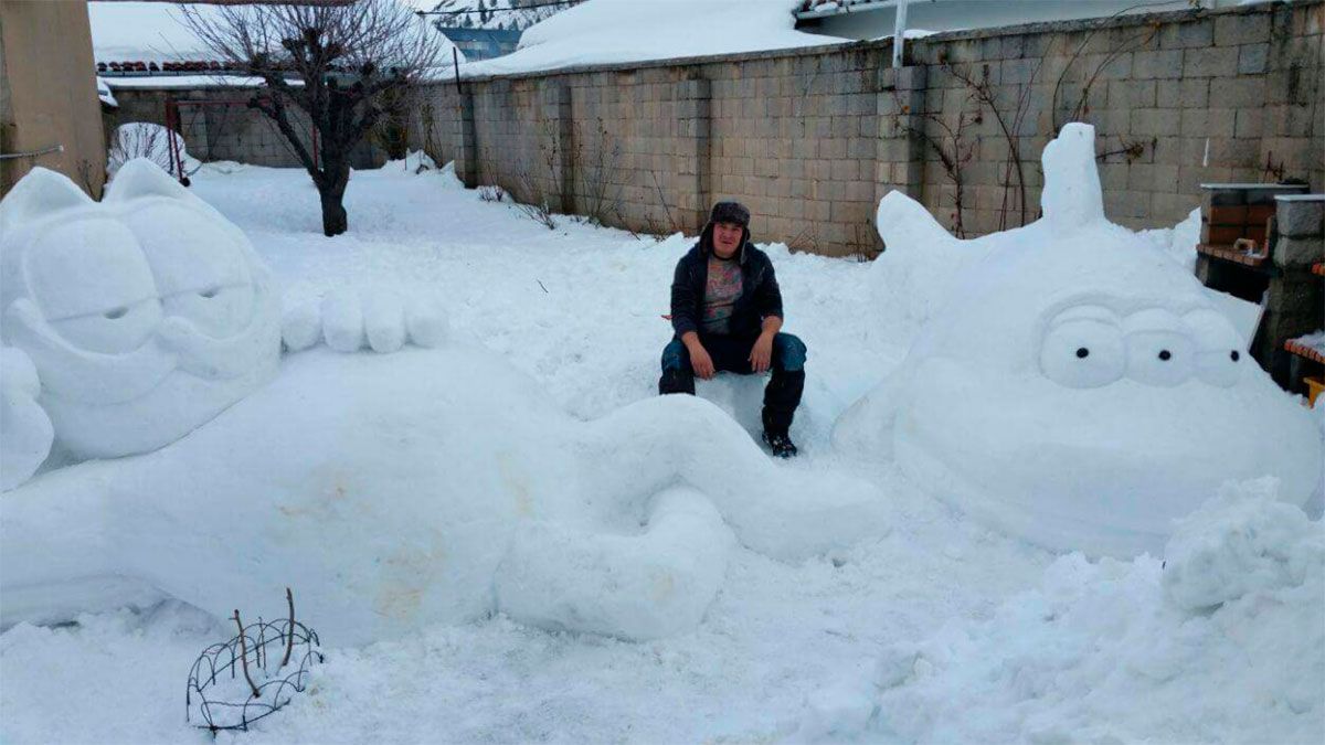 Sergio Canga junto a dos de los grandes personajes que realizó hace más de dos años, cuando una gran nevada de varios días cubrió toda la provincia. | L.N.C.