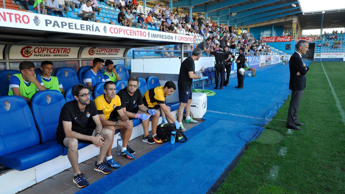 Imagen de archivo del banquillo de la Deportiva esta pretemporada. | DANIEL MARTÍN