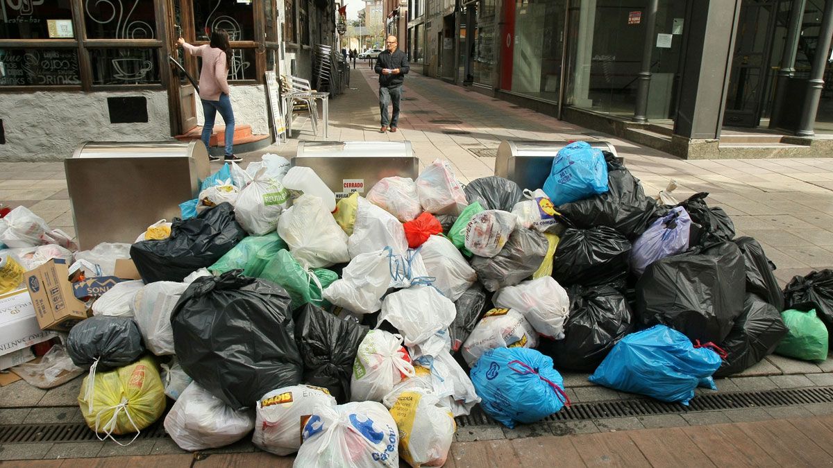 Imagen de la huelga de basura de Ponferrada de abril de 2016. | CÉSAR SÁNCHEZ (ICAL)