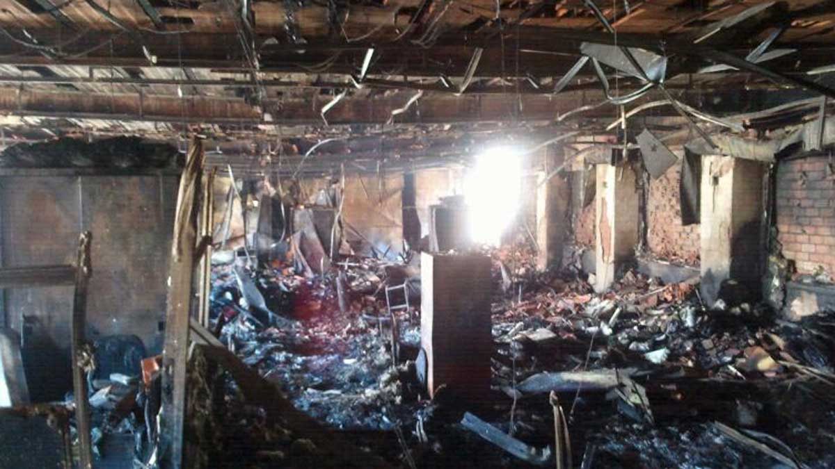 El humo era visible desde la calle lo que generó gran expectación entre los viandantes. | ICAL