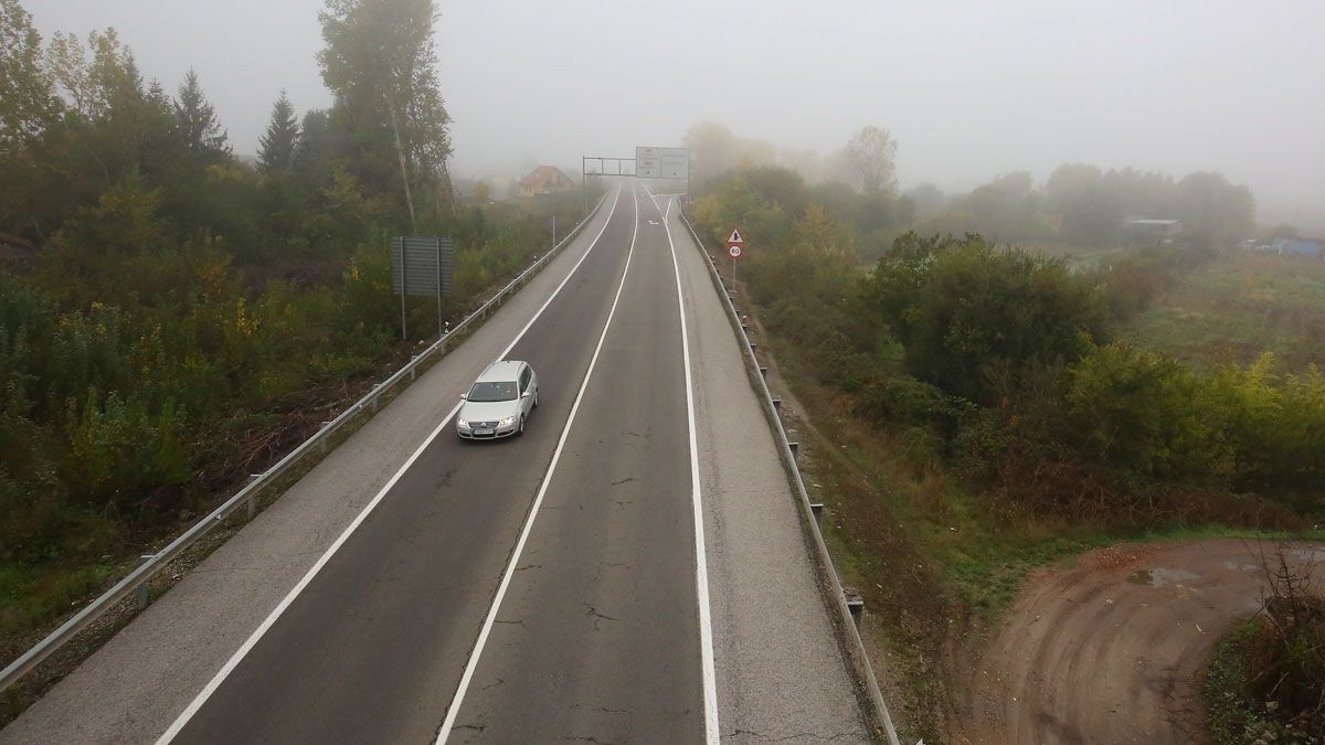 Imagen de archivo de un coche circulando por la N-VI. | CÉSAR SÁNCHEZ (ICAL)