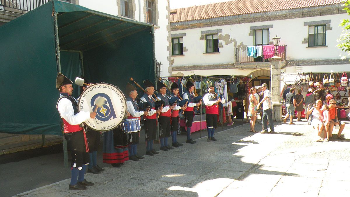 La banda de gaitas Güestia pondrá la música en esta jornada de hermanamiento. | ESTEFANÍA NIÑO