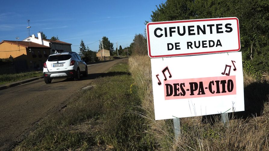 Una de las señales que estos días han instalado en Cifuentes para que los coches vayan más despacio. | DANIEL MARTÍN