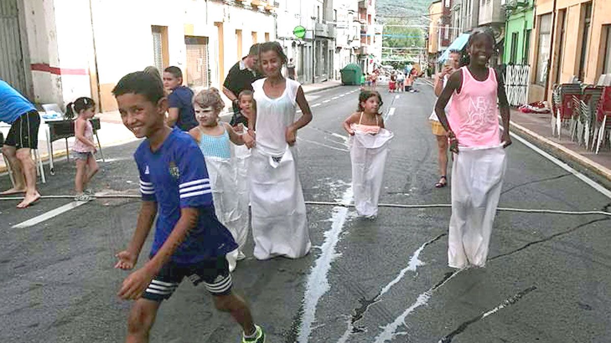 Niños saharauis, en una jornada de juegos en el Bierzo, en una imagen de la Asociación de amigos del Pueblo Saharaui.